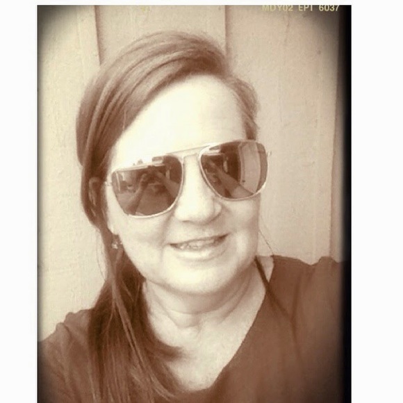 Meet your Posher, Vickie - Picture 1 of 1